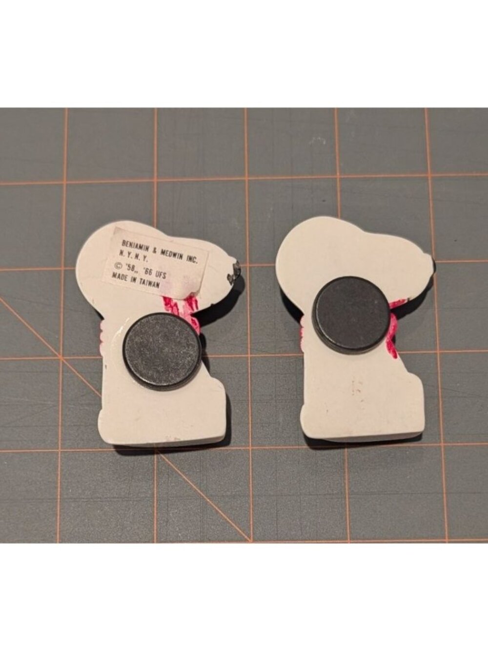 Vintage Snoopy Magnets Pair 2" Benjamin & Medwin 1958/1966 Taiwan - Picture 16 of 16